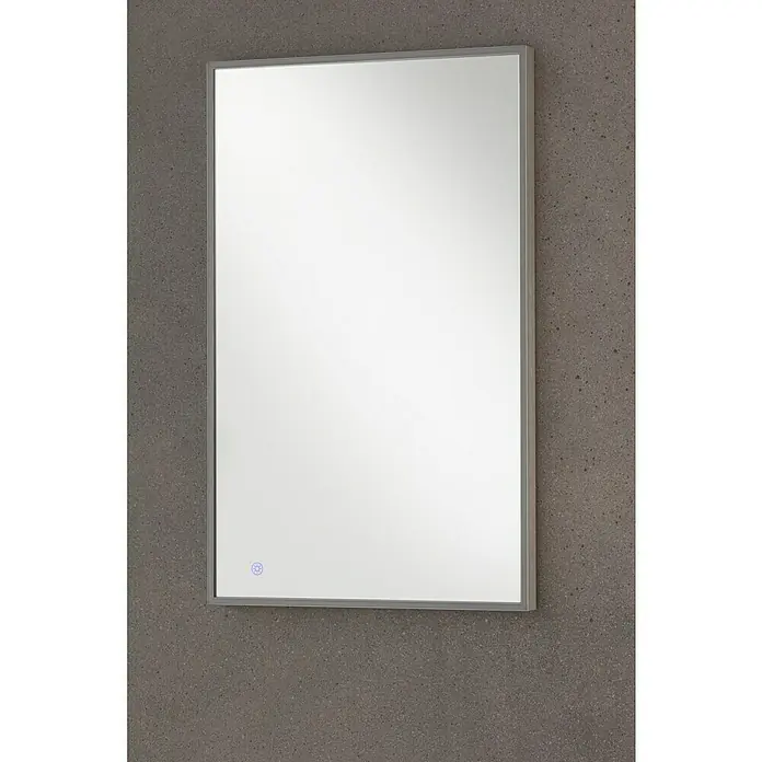 Camargue Lichtspiegel Frame - 50 x 80 cm, Leuchtmittel, Mit eckigen Kanten - Ein stilvoller, rechteckiger Spiegel mit silbernem Rahmen und einem kleinen, blauen Symbol in der unteren Ecke, ideal für moderne Badezimmer.