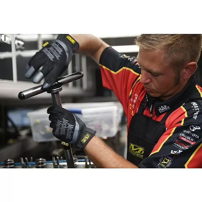 Mechanix Wear Arbeitshandschuhe FastFit - XL, Schwarz - Anwendungsbeispiel