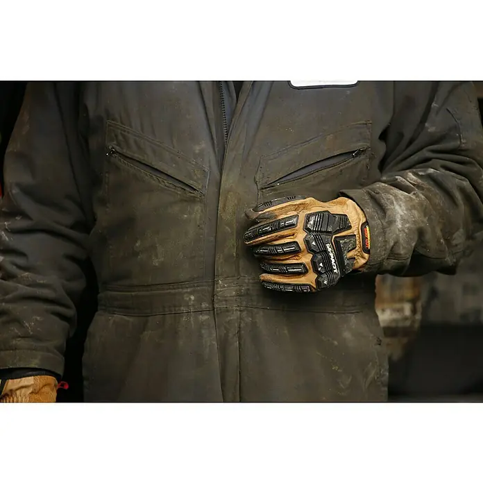 Mechanix Wear Arbeitshandschuhe DuraHide M-Pact Driver F9-360 - S, Braun/Schwarz - Nahaufnahme eines Mannes in Arbeitskleidung, der einen IMPACT-Arbeitshandschuh trägt, ideal für schwere Arbeiten.