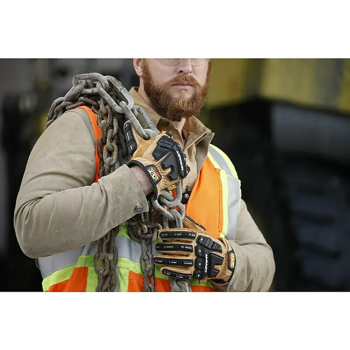 Mechanix Wear Arbeitshandschuhe DuraHide M-Pact Driver F9-360 - S, Braun/Schwarz - Nahaufnahme eines Mannes mit Mechanix M-Pact Arbeitshandschuhen, der Ketten trägt.