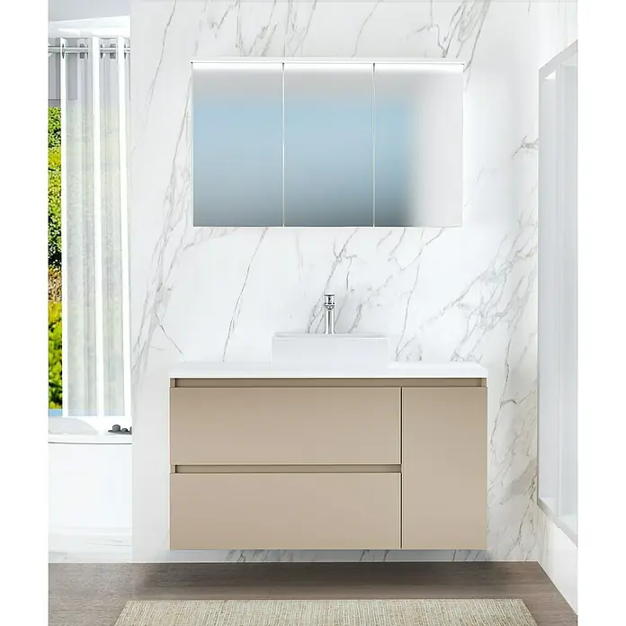 Artysan Mueble bajo de lavabo Farbe - 46 x 120 x 66 cm, Fango - Baño moderno con mueble de lavabo beige y lavabo sobre encimera blanco, complementado con un armario con espejo contra pared de mármol.