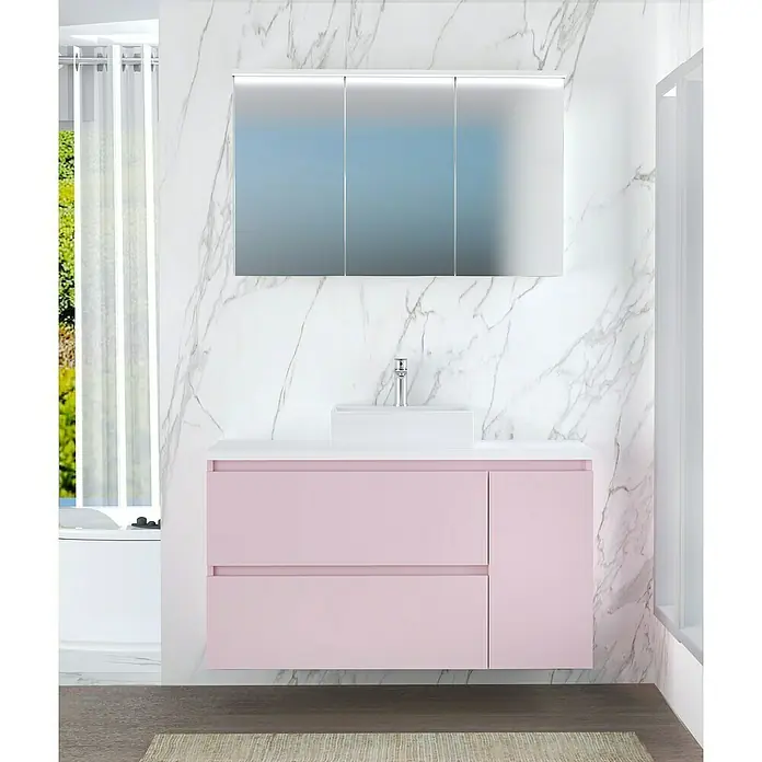 Artysan Mueble bajo de lavabo Farbe - 46 x 120 x 66 cm, Rosa - Baño moderno con mueble de lavabo rosa y gran espejo de pared sobre fondo de mármol.