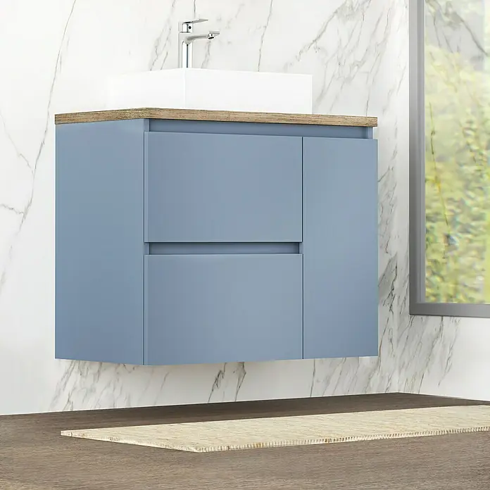 Artysan Mueble bajo de lavabo Farbe - 46 x 70 x 66 cm, Azul - Elegante baño con mueble de lavabo azul, lavabo sobre encimera blanco y pared de mármol para un ambiente moderno.
