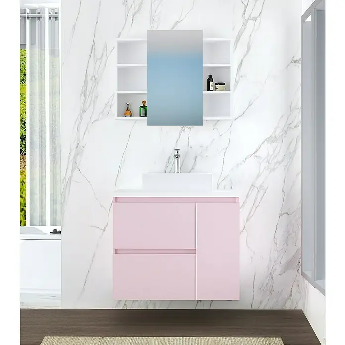 Artysan Mueble bajo de lavabo Farbe - 46 x 80 x 66 cm, Rosa - Tocador de baño rosa con lavabo, espejo y estantes. La pared de mármol y la alfombra marrón claro completan el look.