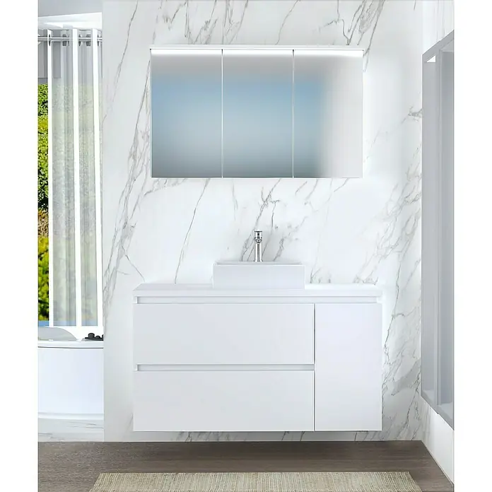 Artysan Mueble bajo de lavabo Farbe - 46 x 120 x 66 cm, Blanco seda - Baño moderno con mueble de lavabo blanco, espejo y pared de mármol para un ambiente elegante.