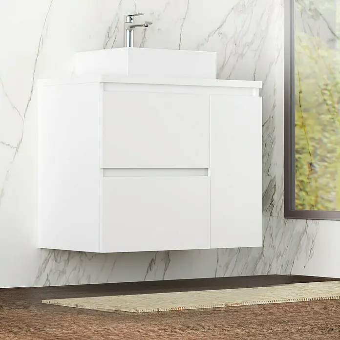 Artysan Mueble bajo de lavabo Farbe - 46 x 70 x 66 cm, Blanco seda - Mueble de baño flotante moderno con gabinete blanco y elegante grifo cromado contra pared de mármol.