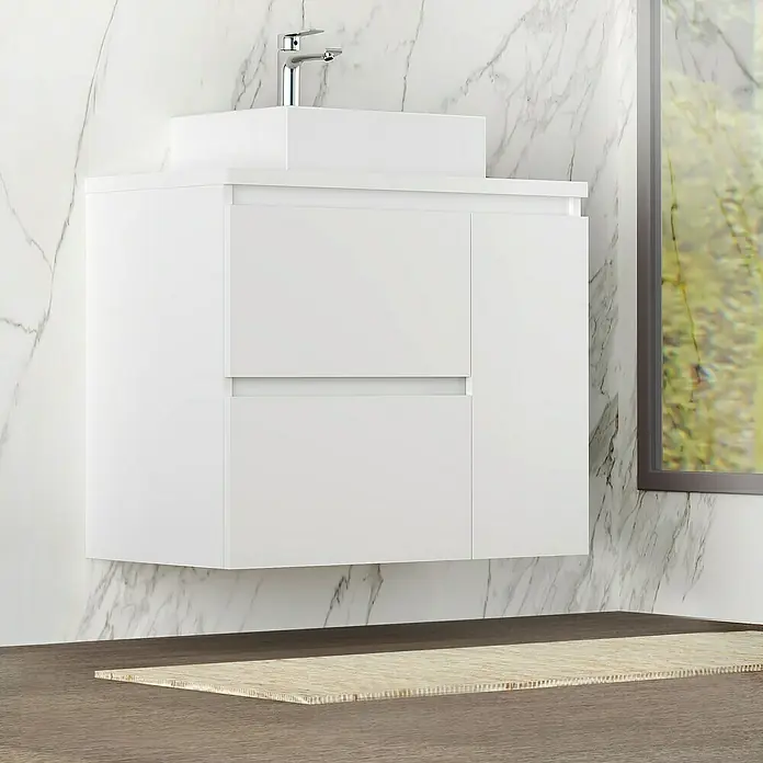 Artysan Mueble bajo de lavabo Farbe - 46 x 90 x 66 cm, Blanco seda - Esta imagen muestra un tocador blanco moderno y minimalista montado en una pared de mármol con un elegante lavabo de encimera.