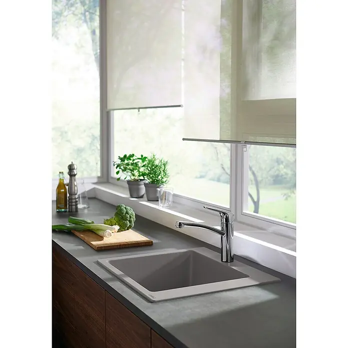 Hansgrohe Grifo de cocina MyCube M - Cromo, Brillante - Fregadero de cocina de cuarzo gris con superficie lisa y grifo frente a la ventana.