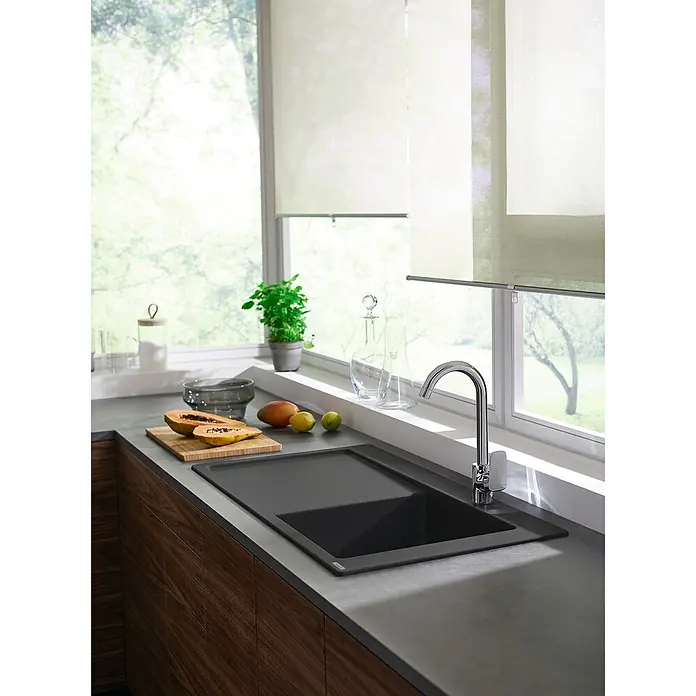Hansgrohe Grifo de cocina MyCube L - Cromo, Brillante - Primer plano de un fregadero negro moderno con grifo, frutas frescas y decoración de cocina elegante junto a una ventana.