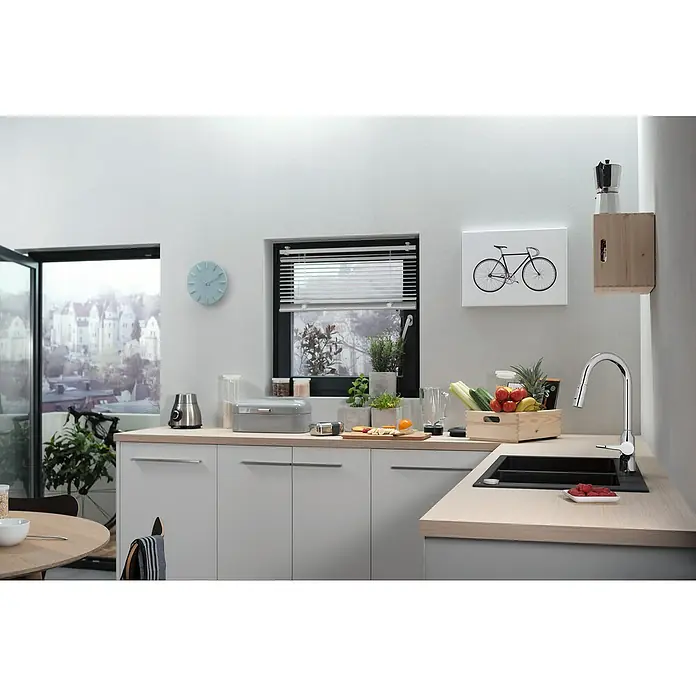 Hansgrohe Grifo de cocina Focus M43 - Caño alto, Cromo, Brillante - Cocina moderna con muebles claros, fregadero y grifo. La ventana proporciona abundante luz natural al espacio.