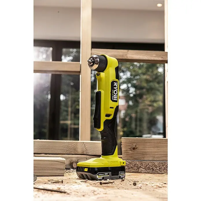 Ryobi ONE+HP Maschinenpaket - Akku-Winkelbohrschrauber RAD18C-0 + gratis Starter-Kit - Nahaufnahme eines Ryobi ONE+ HP Akku-Winkelbohrschraubers vor einer Holzkonstruktion. Das gelb-schwarze Werkzeug ist auf einem Holztisch platziert.