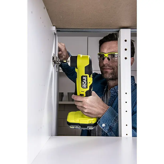 Ryobi ONE+HP Taladro atornillador angular de batería RAD18C-0 - 18 V, Sin batería, 40 Nm - Primer plano de un taladro angular inalámbrico Ryobi ONE+ HP en uso. Ideal para zonas de difícil acceso.