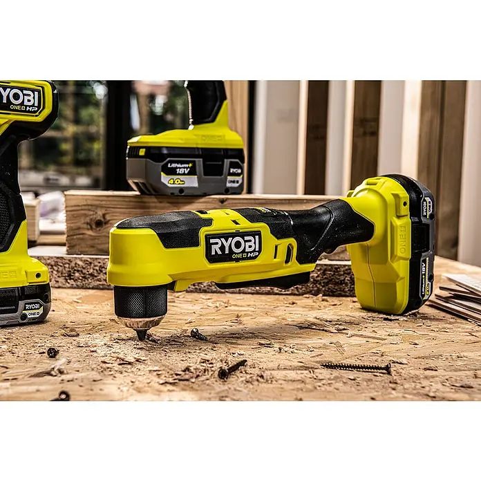Ryobi ONE+HP Taladro atornillador angular de batería RAD18C-0 - 18 V, Sin batería, 40 Nm - Primer plano de un taladro angular inalámbrico amarillo Ryobi ONE HP sobre un banco de trabajo con virutas y tornillos.
