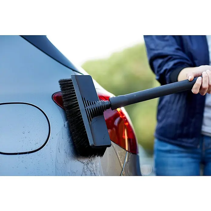 Nilfisk Cepillo para automóviles PRO - 48 x 9,7 x 8 cm, Específico para: Limpiadoras de alta presión Nilfisk - Cepillo de lavado de coches limpiando un coche. El cepillo tiene un mango largo y cerdas negras, ideal para mantener tu vehículo limpio.