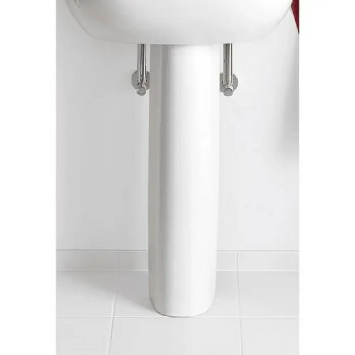 Villeroy & Boch O.novo Waschtisch-Standsäule - Unbeschichtet, Keramik, Weiß, Passend für: Villeroy & Boch O.Novo Waschtische - Nahaufnahme eines modernen, weißen Standwaschbeckens mit Chromarmaturen und Fliesenboden, das minimalistische Design und die Sauberkeit des Bades betont.