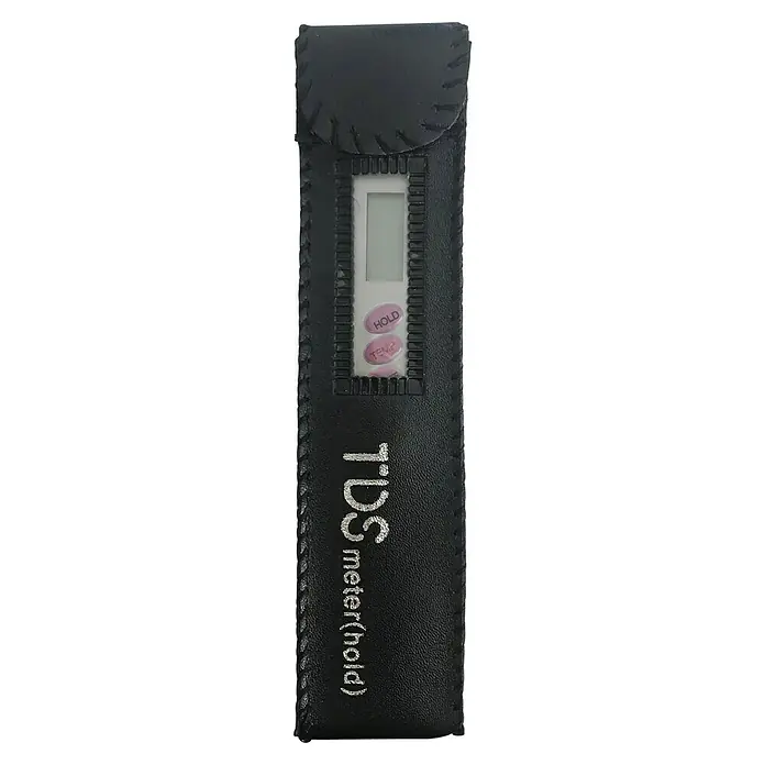 Bb agua Detector de TDS - Equipos de ósmosis - Primer plano de un medidor TDS negro en una funda de cuero, con pantalla, botones y texto impreso.