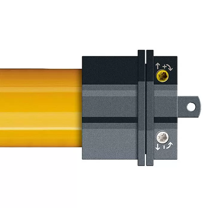 Schellenberg Motor tubular Maxi Standard - Superficie de persiana enrollable máx.: 6,2 m² para persianas de plástico, Longitud de instalación: 500 mm, Fuerza de tracción: 25 kg - Bloque conector gris oscuro con dos abrazaderas verticales, que asegura un cable plano de rayas amarillas. Cuenta con dos tornillos de ajuste con flechas direccionales.