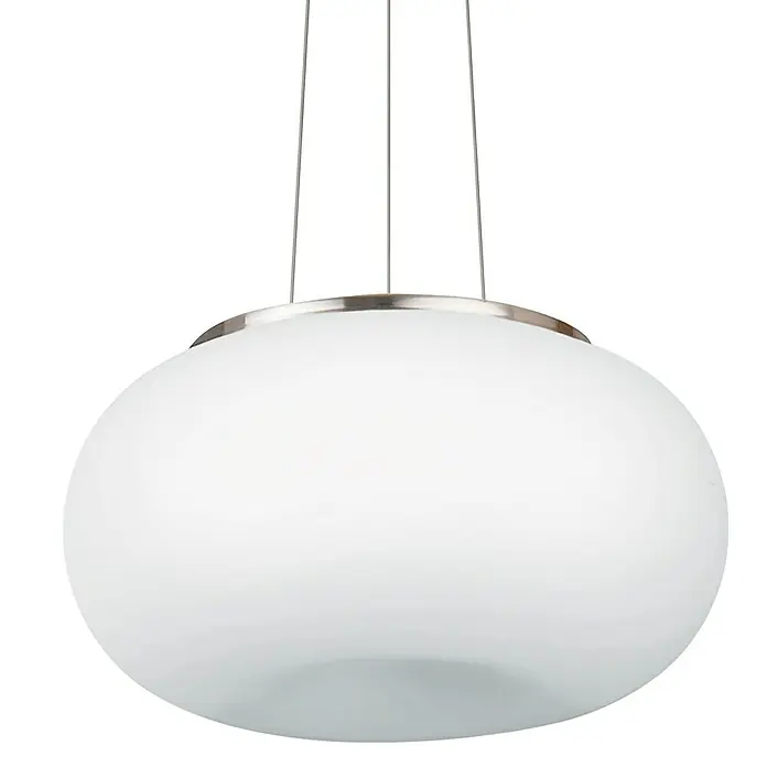 Eglo Optica Pendelleuchte - 120 W, Ø x H: 350 mm x 110 cm, E27 - Nahaufnahme einer modernen, runden Pendelleuchte mit weißem Lampenschirm und silbernen Aufhängungen vor schwarzem Hintergrund.
