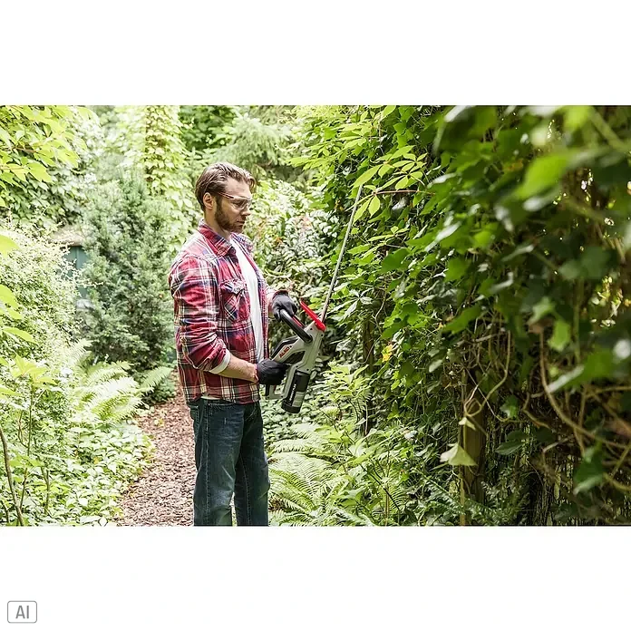 AL-KO 36V Akku-Heckenschere HT 4055 - 36 V, Li-Ionen, Ohne Akku, Schnittlänge: 55 cm - Ein Mann im Garten benutzt eine AL-KO Energy Flex Heckenschere mit Teleskopstiel, um eine Hecke zu schneiden. Für präzise und bequeme Gartenarbeit.