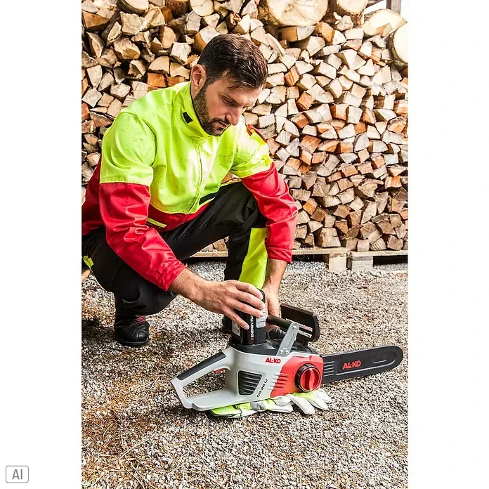 AL-KO 36V Akku-Kettensäge CS 4030 - 36 V, Li-Ionen, Ohne Akku, Schwertlänge: 30 cm - Mann bereitet die AL-KO Akku-Kettensäge CS 36 Li für die Arbeit vor, mit einem Holzstapel im Hintergrund.