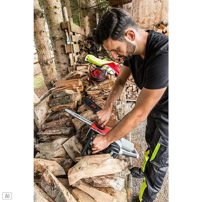 AL-KO 36V Akku-Kettensäge CS 4030 - 36 V, Li-Ionen, Ohne Akku, Schwertlänge: 30 cm - Ein Mann bedient eine AL-KO Akku-Kettensäge vor einem Holzstapel. Ideal für präzise Holzarbeiten im Garten und rund ums Haus.