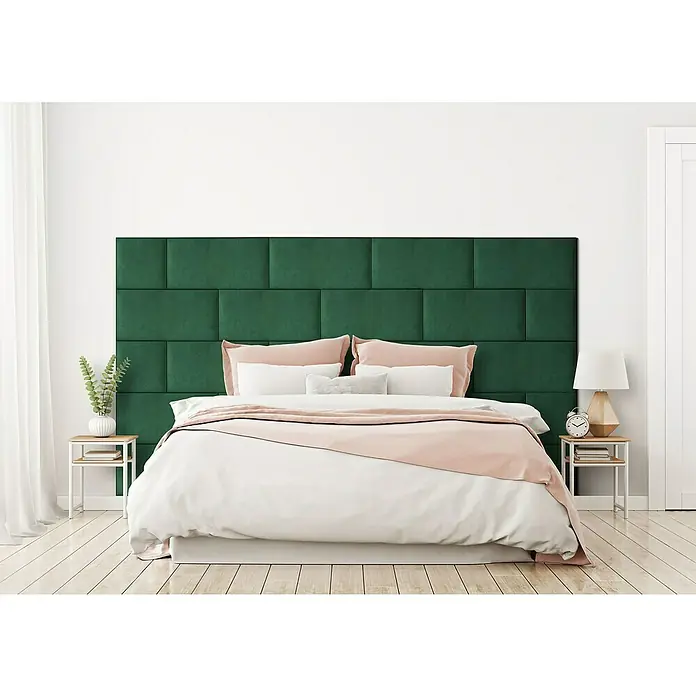 Fllow Wandpolster-Set Velvet A1 - 270 x 150 cm, Grün - Ein Schlafzimmer mit einem grünen Paneelkopfteil, das ein modernes und stilvolles Ambiente erzeugt, ergänzt durch helle Bettwäsche und Nachttische.