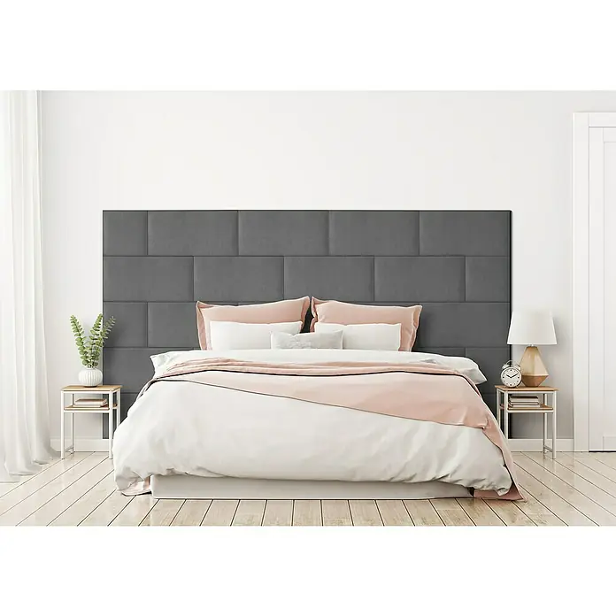 Fllow Wandpolster-Set Velvet A1 - 270 x 150 cm, Grau - Ein stilvolles Schlafzimmer mit einem grauen, gepolsterten Wandpaneel als Kopfteil, das dem Raum eine moderne und elegante Note verleiht.