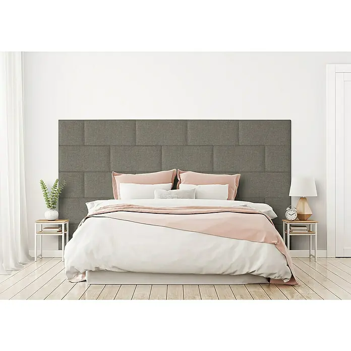 Fllow Wandpolster-Set Inari A1 - 270 x 150 cm, Taupe - Elegantes Schlafzimmer mit einem grauen Stoffkopfteil, das dem Raum einen Hauch von moderner Raffinesse verleiht. Ideal für eine stilvolle Einrichtung.