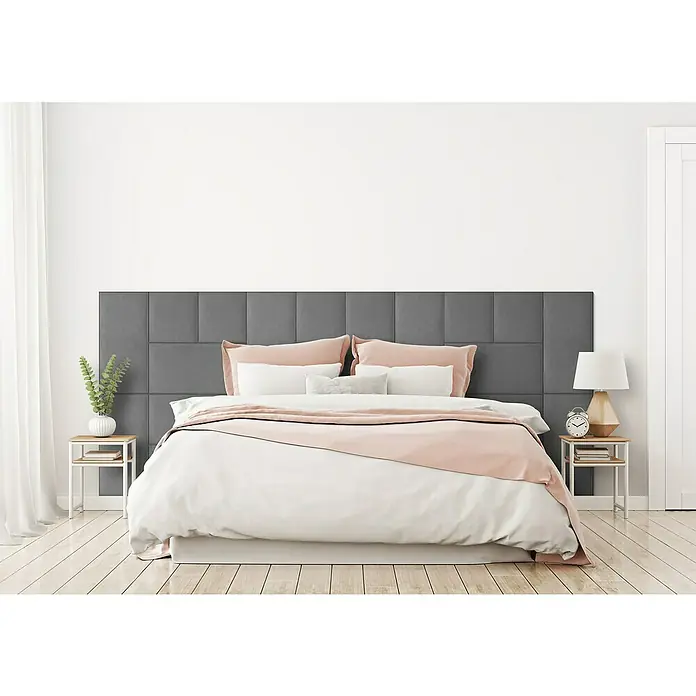 Fllow Wandpolster-Set Velvet A2 - 300 x 120 cm, Grau - Ein stilvolles Schlafzimmer mit einem grauen Polsterkopfteil, hellen Holzfußboden und dezenten Farbakzenten in Rosa und Weiß.