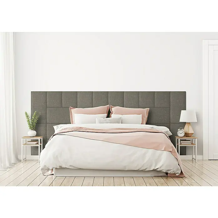 Fllow Wandpolster-Set Inari A2 - 300 x 120 cm, Taupe - Ein stilvolles Schlafzimmer mit einem gepolsterten, grauem Kopfteil, das dem Raum Eleganz und Komfort verleiht. Die Nachttische ergänzen das Gesamtbild.