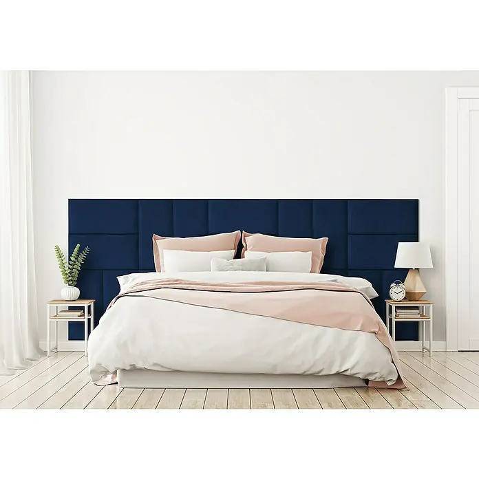 Fllow Wandpolster-Set Velvet A3 - 300 x 120 cm, Blau - Elegantes Schlafzimmer mit marineblauem Samt-Kopfteil, das Luxus und Komfort ausstrahlt. Die weiche Bettwäsche lädt zum Entspannen ein.