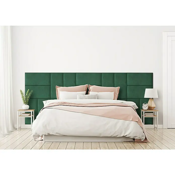 Fllow Wandpolster-Set Velvet A3 - 300 x 120 cm, Grün - Schlafzimmer-Interieur mit einem smaragdgrünen Wandpaneel-Kopfteil. Das Polsterkopfteil ist ein Blickfang im Raum.