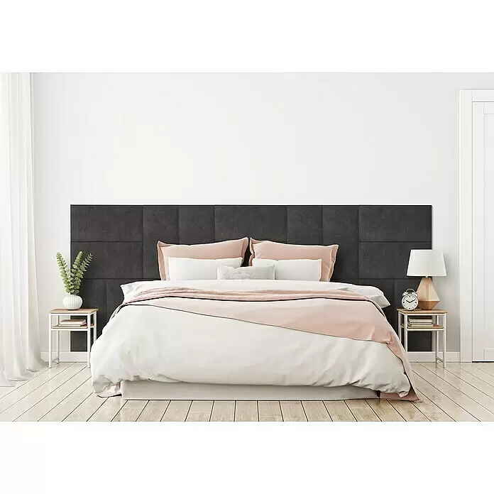 Fllow Wandpolster-Set Velvet A3 - 300 x 120 cm, Schiefer - Dunkelgraues Polsterkopfteil mit geometrischem Panel-Design, hinter einem Bett in einem modernen Schlafzimmer.