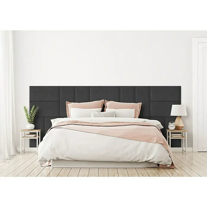 Fllow Wandpolster-Set Inari A3 - 300 x 120 cm, Anthrazit - Elegantes Schlafzimmer mit einem Bett mit anthrazitfarbenem Kopfteil, hellrosa Akzenten und zwei Beistelltischen mit Lampen.