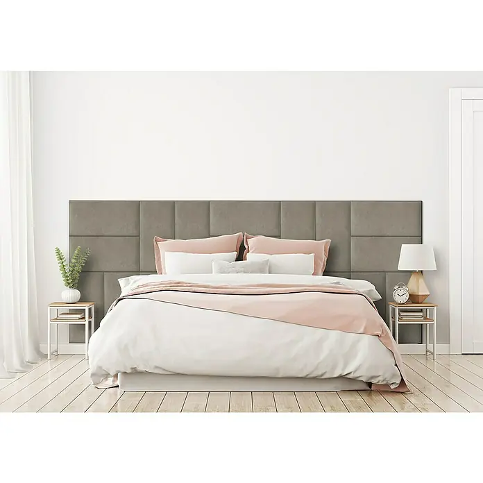 Fllow Wandpolster-Set Velvet A3 - 300 x 120 cm, Taupe - Elegantes Schlafzimmer mit grauem Polsterkopfteil, das dem Raum einen Hauch von Raffinesse verleiht. Die perfekte Ergänzung für ein modernes Zuhause.