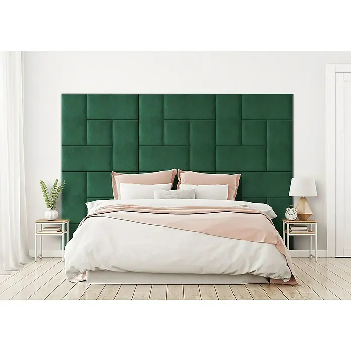 Fllow Wandpolster-Set Velvet A4 - 270 x 180 cm, Grün - Ein grünes, gepolstertes Kopfteil mit quadratischen Feldern schmückt das Bett in einem hellen, modernen Schlafzimmer.