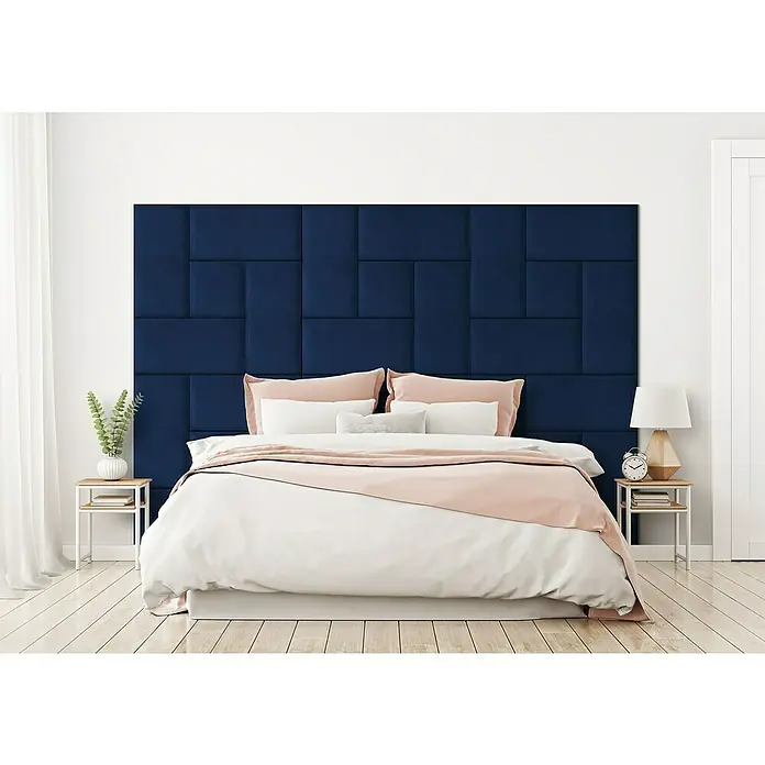 Fllow Wandpolster-Set Velvet A4 - 270 x 180 cm, Blau - Elegantes Schlafzimmer mit einem stilvollen, marineblauen Polsterkopfteil, das dem Raum einen Hauch von moderner Raffinesse verleiht.