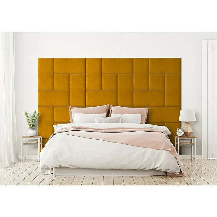 Fllow Wandpolster-Set Velvet A4 - 270 x 180 cm, Ocker - Ein luxuriöses Schlafzimmer mit einem auffälligen senfgelben Stoffkopfteil, das dem Raum Wärme und Stil verleiht.
