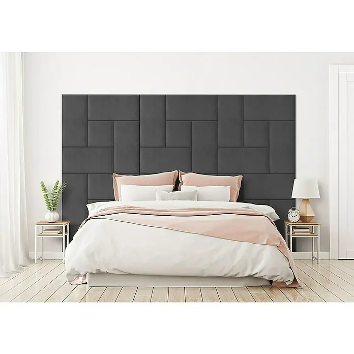 Fllow Wandpolster-Set Velvet A4 - 270 x 180 cm, Anthrazit - Elegantes Schlafzimmer mit gepolstertem Paneel-Kopfteil in Grau, das dem Raum eine moderne Note verleiht. Das bequeme Bett lädt zum Entspannen ein.