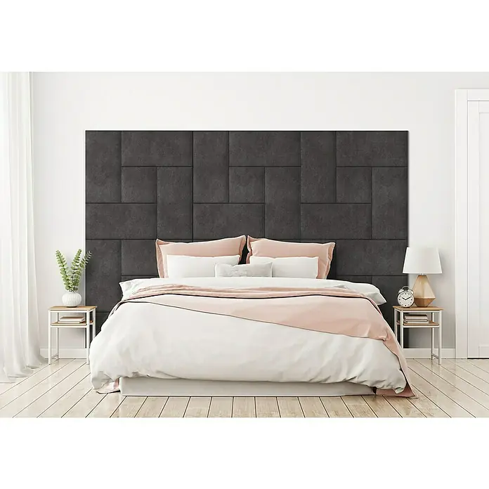 Fllow Wandpolster-Set Velvet A4 - 270 x 180 cm, Schiefer - Schlafzimmer mit einem grauen modularen Kopfteil aus Paneelen, das ein modernes und stilvolles Ambiente erzeugt.
