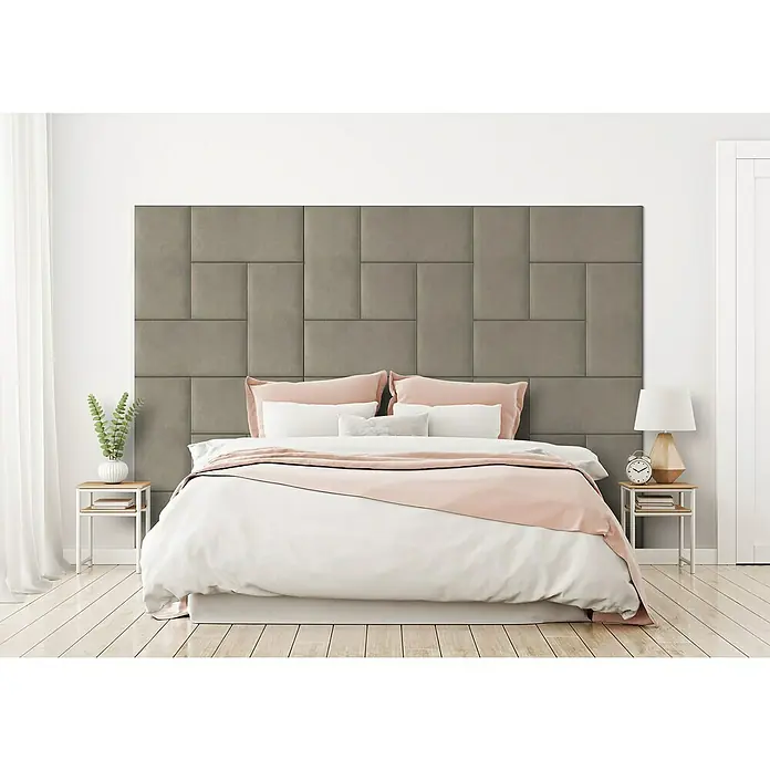 Fllow Wandpolster-Set Velvet A4 - 270 x 180 cm, Taupe - Ein schönes Schlafzimmer mit einem großen, gepolsterten Kopfteil in einem neutralen Farbton. Der Raum ist hell und einladend gestaltet.