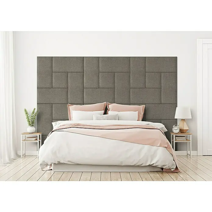 Fllow Wandpolster-Set Inari A4 - 270 x 180 cm, Taupe - Ein Kingsize-Bett mit einem grauen, getufteten Kopfteil, weißen Laken und rosafarbenen Akzenten steht im Mittelpunkt dieses eleganten Schlafzimmers.