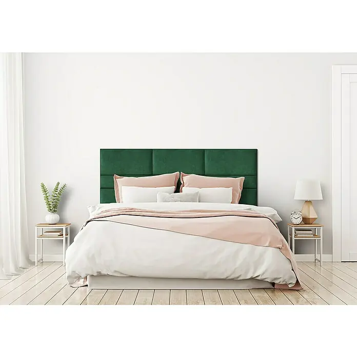 Fllow Wandpolster-Set Velvet B1 - 180 x 120 cm, Grün - Schlafzimmer mit einem Kingsize-Bett mit einem smaragdgrünen, getufteten Paneel-Kopfteil, weißen Laken und rosa Akzenten.