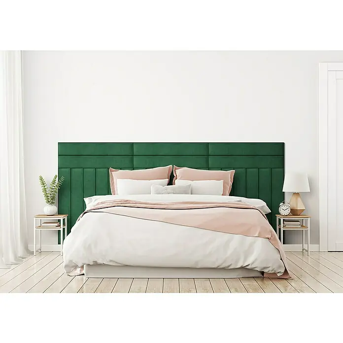 Fllow Wandpolster-Set Velvet B3 - 270 x 120 cm, Grün - Elegantes Schlafzimmer mit einem grünen Wandpaneel-Kopfteil, das dem Raum eine luxuriöse und moderne Note verleiht.\n