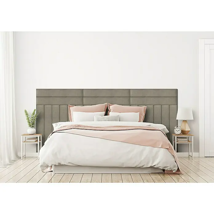 Fllow Wandpolster-Set Velvet B3 - 270 x 120 cm, Taupe - Schickes Schlafzimmer mit einem grauen Paneel-Kopfteil, das dem Raum Eleganz verleiht. Sanfte Farben und Textilien sorgen für eine ruhige Atmosphäre.
