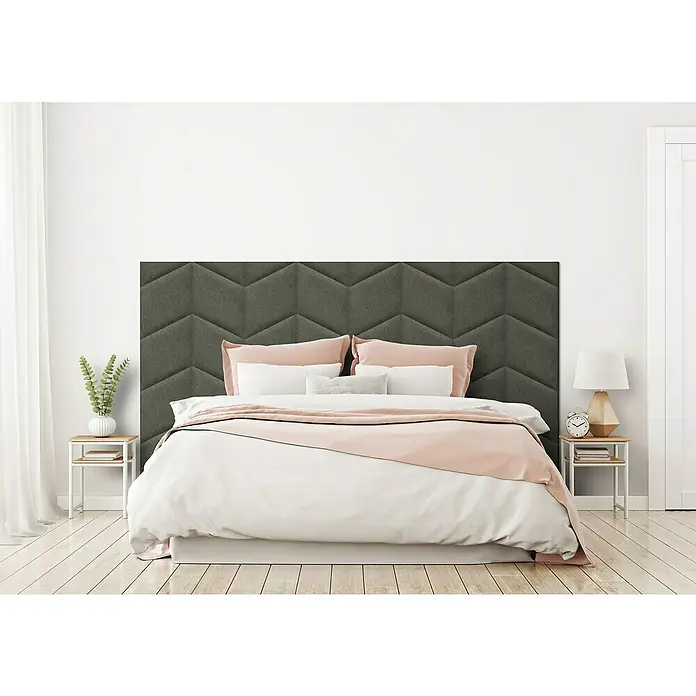 Fllow Wandpolster-Set Velvet C1 - 240 x 135 cm, Anthrazit - Das Bild zeigt ein stilvolles Schlafzimmer mit einem grauen, stoffbezogenen Kopfteil mit Chevron-Muster als zentralem Element.
