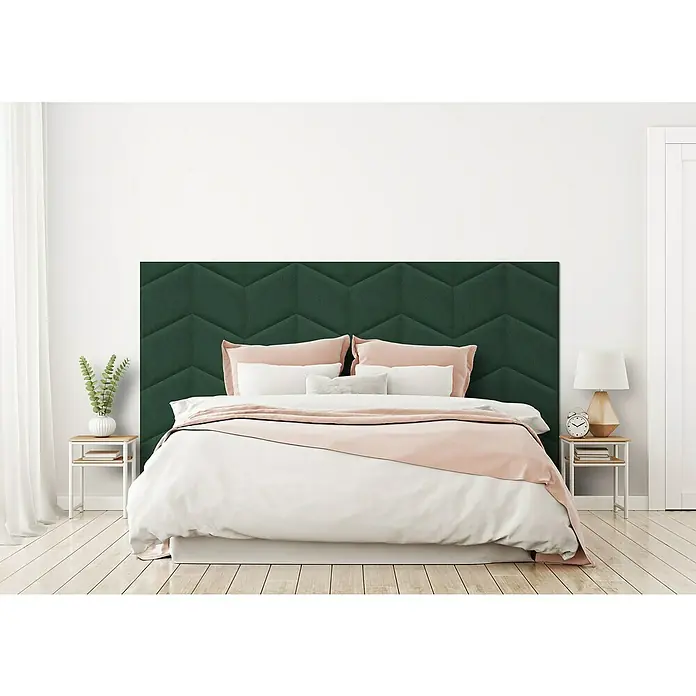 Fllow Wandpolster-Set Velvet C1 - 240 x 135 cm, Grün - Elegantes Schlafzimmer mit dunkelgrünem Wandpaneel-Kopfteil mit geometrischem Muster, das dem Raum eine luxuriöse Note verleiht.