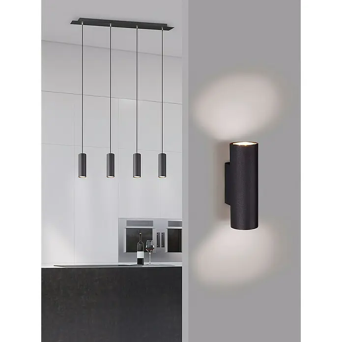 Trio Leuchten Marley Wandleuchte rund - 70 W, L x B x H: 8 x 6 x 18 cm, Schwarz, GU10 - Moderne Beleuchtung: Eine elegante schwarze Hängelampe mit vier Strahlern über einer Küchentheke und eine Wandleuchte für stimmungsvolles Licht.