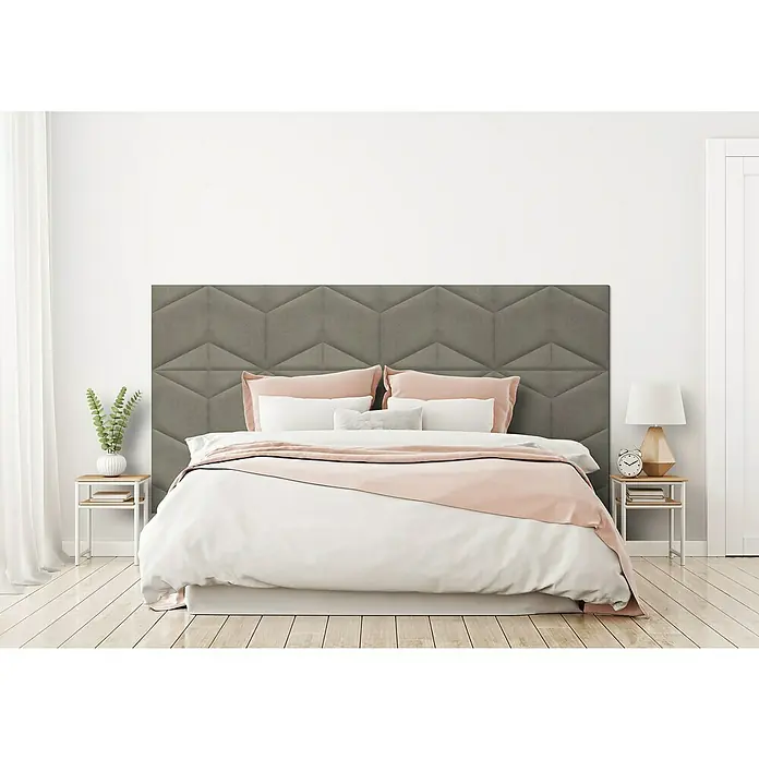 Fllow Wandpolster-Set Velvet C2 - 240 x 120 cm, Taupe - Modernes Schlafzimmer-Interieur mit einem grauen, gepolsterten Kopfteil im geometrischen Design, das dem Raum einen Hauch von Eleganz verleiht.