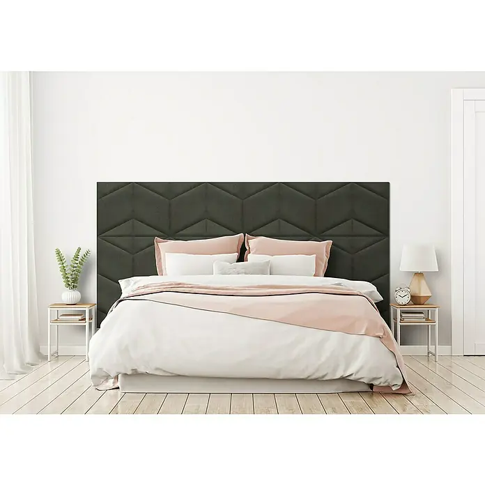 Fllow Wandpolster-Set Velvet C2 - 240 x 120 cm, Anthrazit - Elegantes Schlafzimmer mit einem stilvollen Bett und einem auffälligen, dunkelgrauen Kopfteil mit geometrischem Muster.